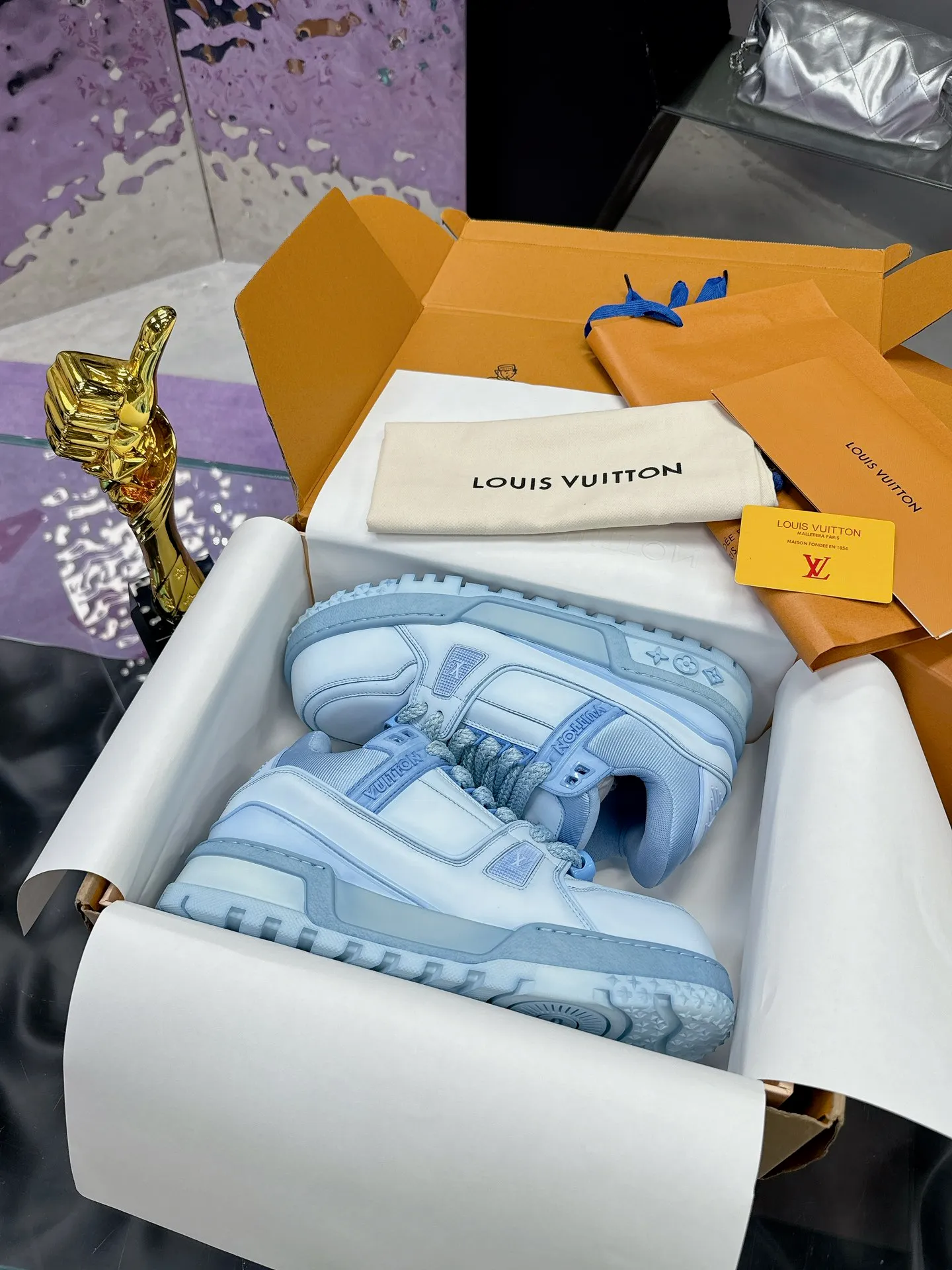 Men's shoes 💰1020❤️❤️❤️ LV donkey brand L's latest catwalk models Chubby Chubby Chubby Chubby TRAINER MAXI bread shoes Skateboard shoes Casual Couple models Sports shoes DIY beading Original purchase and development Production This LV Trainer Maxi sneaker is made of soft cow leather, with a large silhouette and convex outsole to reinterpret the original LV Trainer sneaker design, interpreting the inspiration of retro basketball shoes. Rubber LV monogrammed upper, Monogram floral outsole. Exquisite packaging at the delivery counter 🛍📦 ▪️Fabrics: Original customized imported first-layer cowhide ▪️Lining: Original customized breathable mesh lining ▪️Outsole: Original open-molded TPU combination outsole ▪️Sole thickness: 4CM ▪️Size: Women's 35-41 Men's 39-45